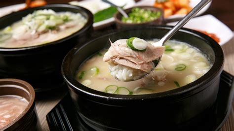  Dwaeji Gukbap: A Soul-Soothing Broth Meets Savory Pork Perfection!