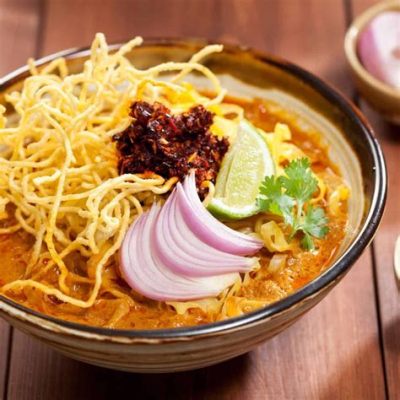 Khao Soi: A Symphony of Creamy Coconut Curry and Crispy Noodle Textures!