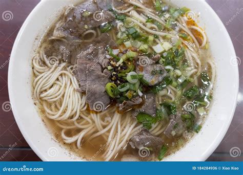  Lanzhou Hand-Pulled Noodles:  Can Tangy Aromatic Broth and Pillowy Soft Noodles Conquer Your Cravings?