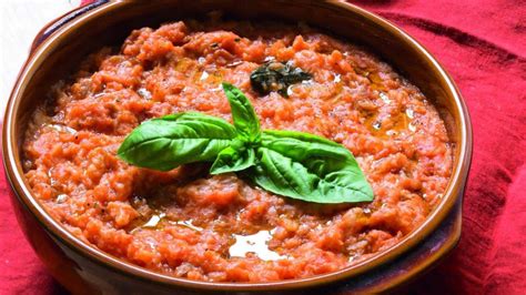  Pappa al Pomodoro: Savory Rustic Comfort Food Meets Tangy, Fresh Tomato Goodness!