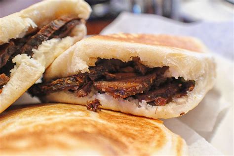  Shandong Rou Jia Mo: Can This Delectable Chinese Flatbread Sandwich Capture Your Taste Buds with Its Savory Aromatic Pork?