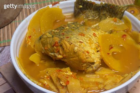  Spicy Sour Fish with Bamboo Shoots:  A Symphony of Tangy Freshness and Fiery Spice that Will Ignite Your Taste Buds!